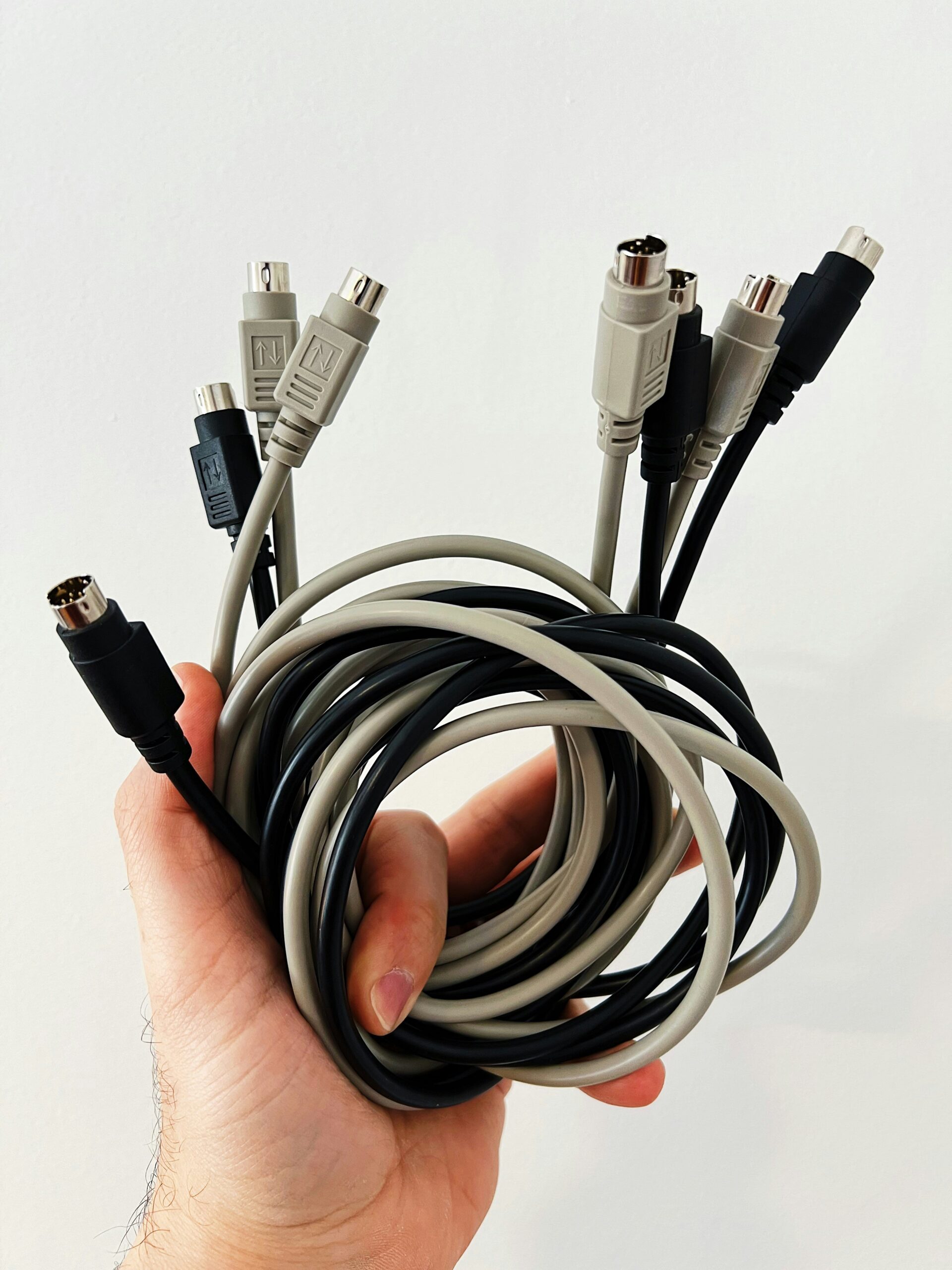 Cables tangled without a Universal Cable Management Kit