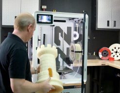 man remove large 3d print out of EVO 22 Large format 3D Printer
